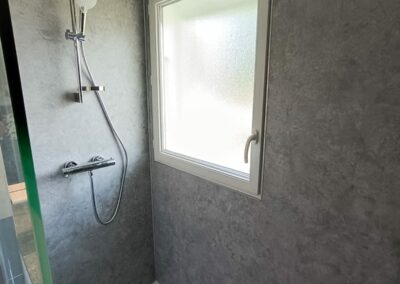 douche et panneau